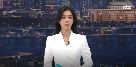 강지영 아나운서, 그녀의 목소리가 뉴스룸을 넘어 미술관에 울려 퍼지다